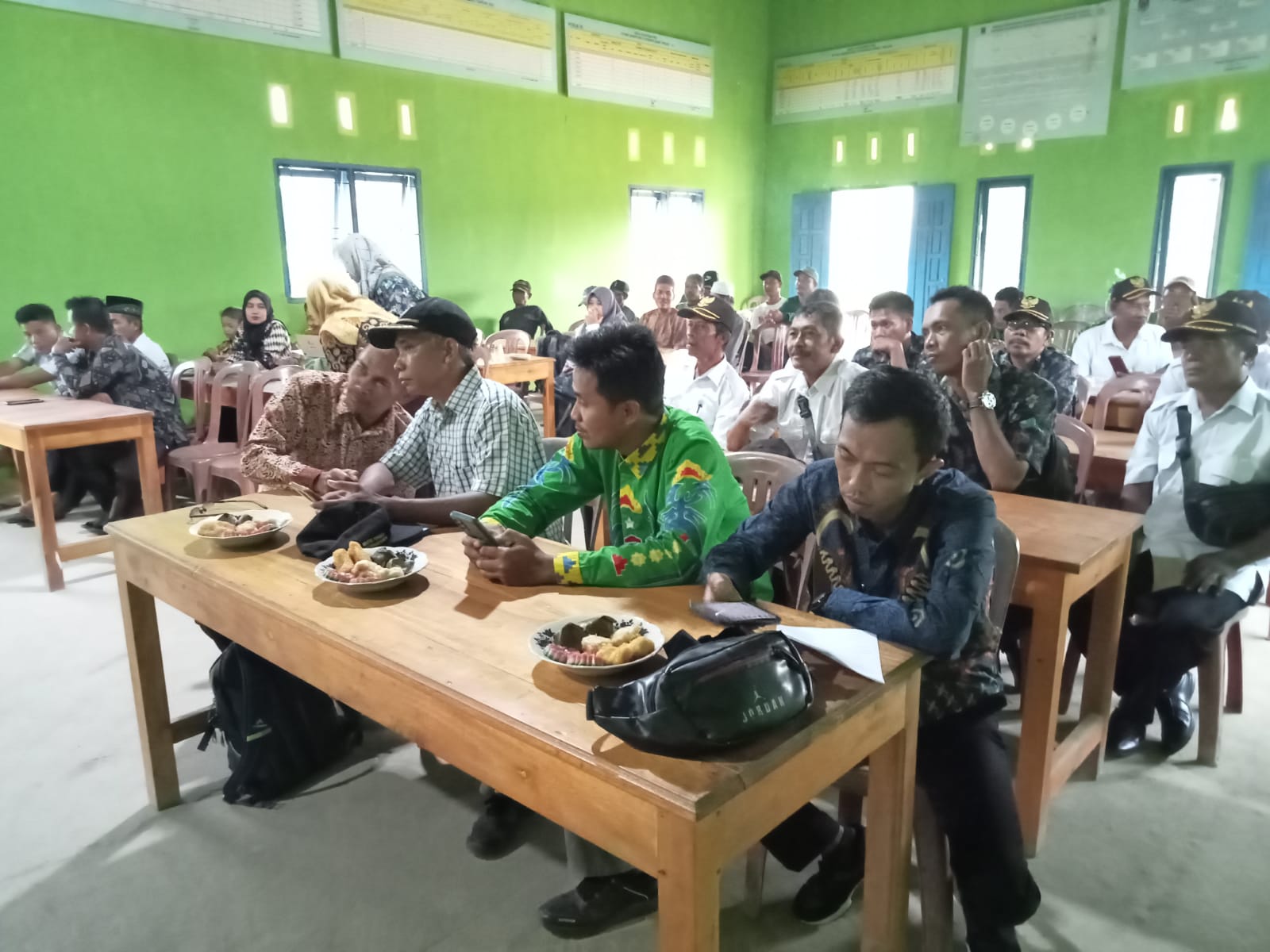 Kasi Pemerintahan Suparniati,S.Sos Bersama Kasi-kasi yang laing Menghadiri Musrenbang Kampung di Surabaya Baru